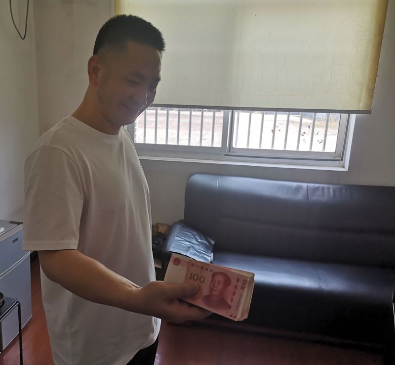 點贊！拾金不昧好的哥 萬元現(xiàn)金物歸原主